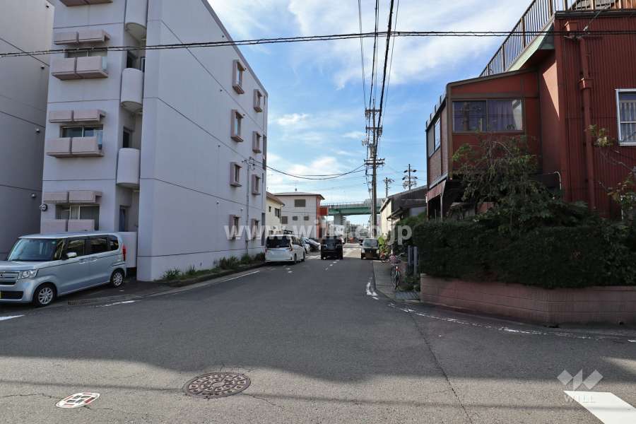 敷地西側の前面道路(北側から)