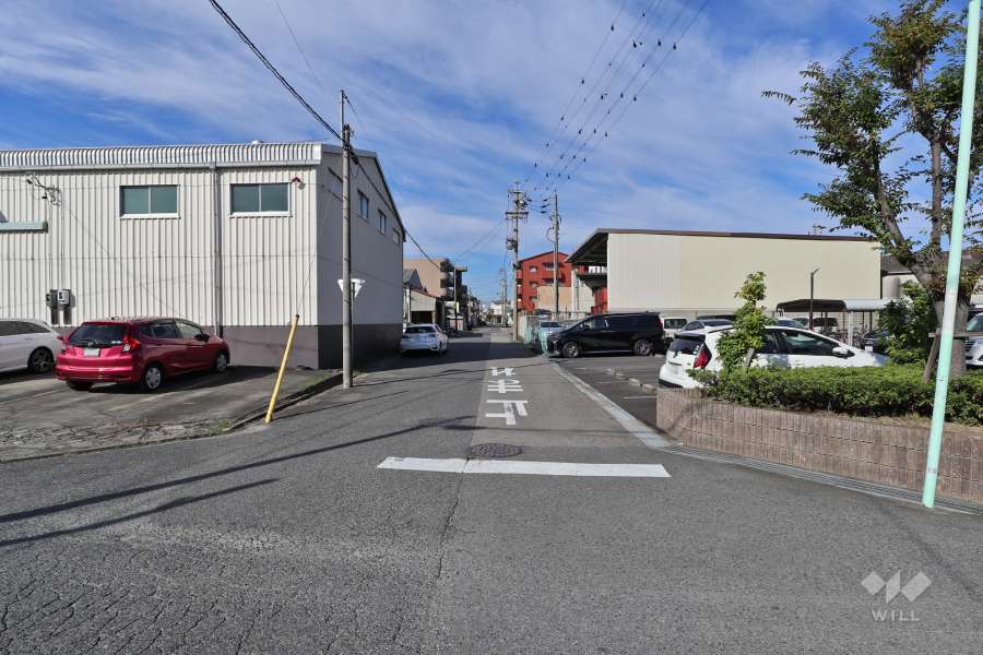 敷地南側の前面道路（東側から）