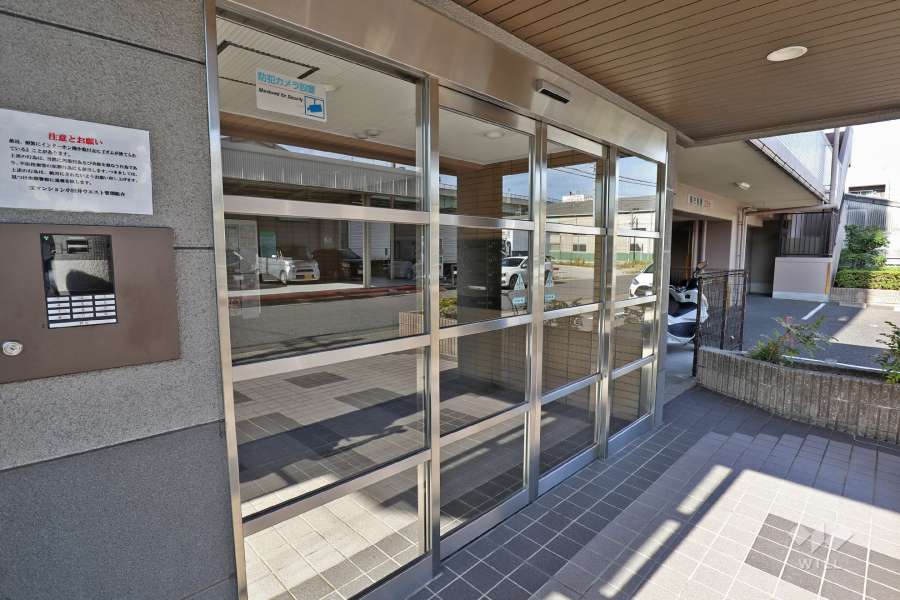 エントランスはオートロック付きです。