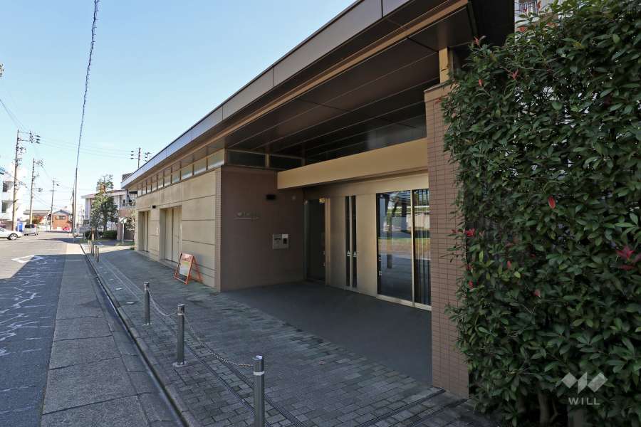 西側の通用口（オートロック付き）