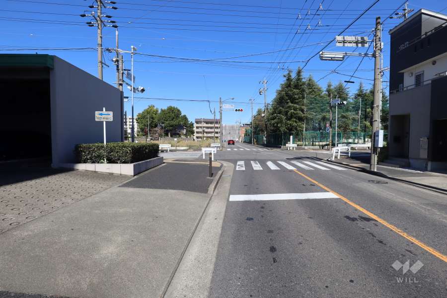 敷地北東側の前面道路