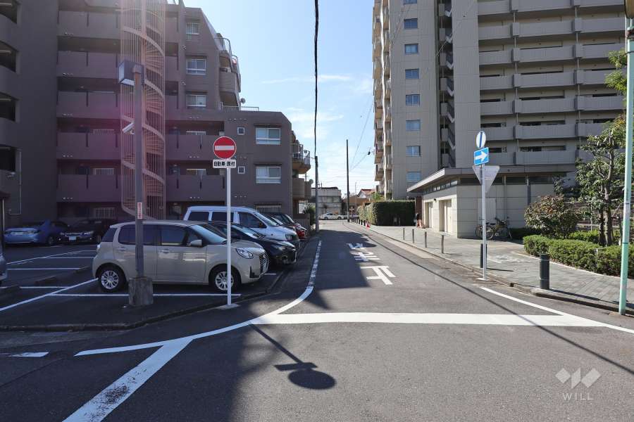 敷地西側の前面道路