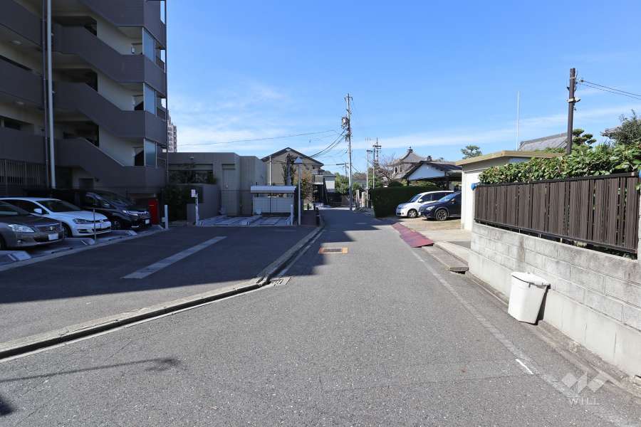 敷地北側の前面道路