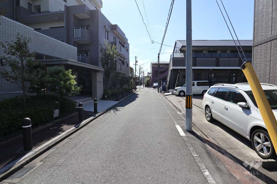 敷地西側の前面道路