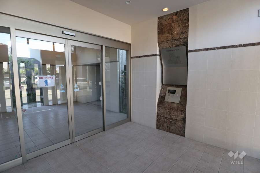 エントランスはオートロック付きです。