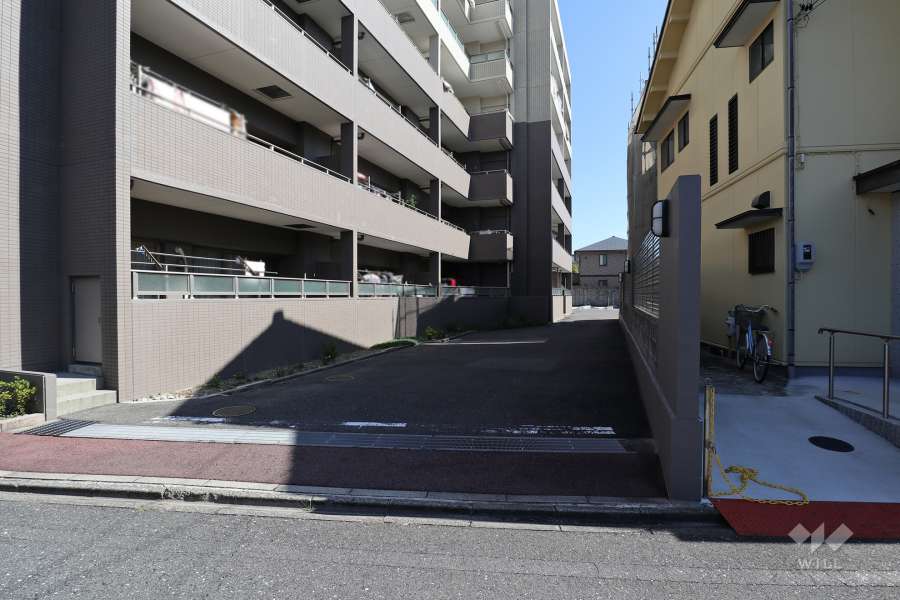 駐車場出入り口