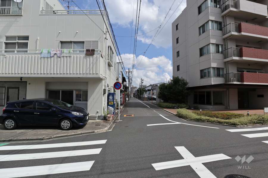 敷地西側の前面道路