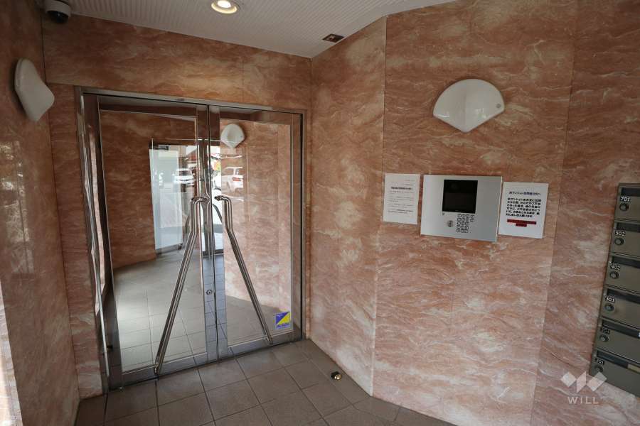 エントランスはオートロック付きです。