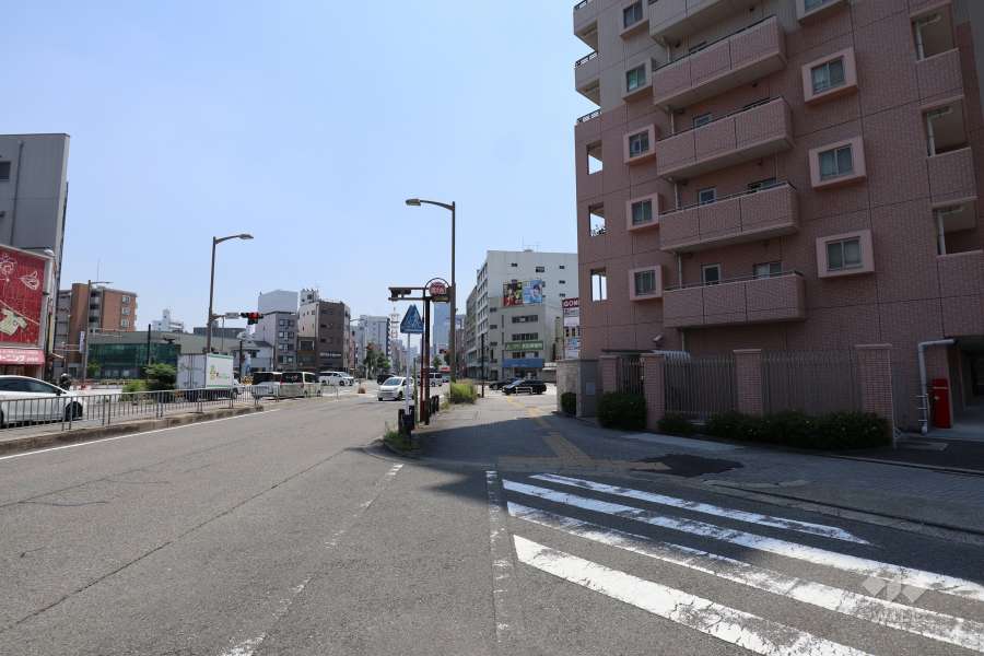 敷地東側の前面道路（北側から）