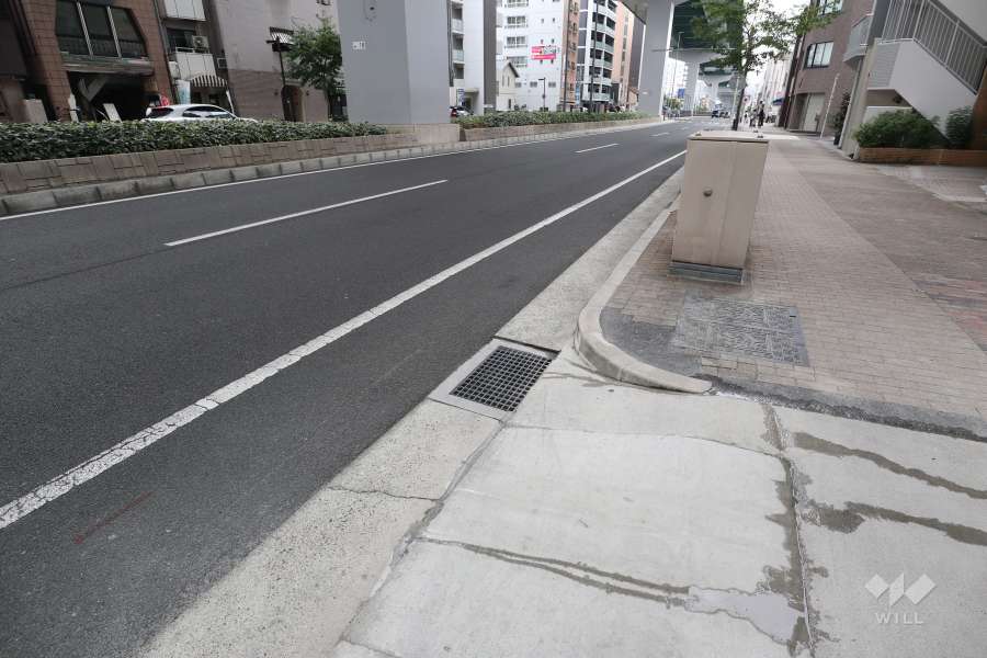 敷地東側の前面道路（北側から）