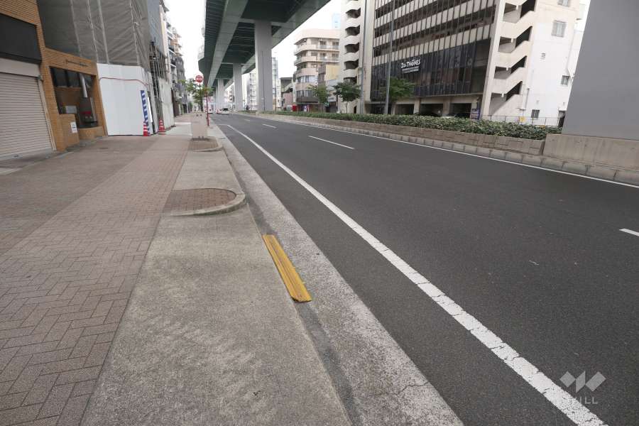 敷地東側の前面道路（南側から）