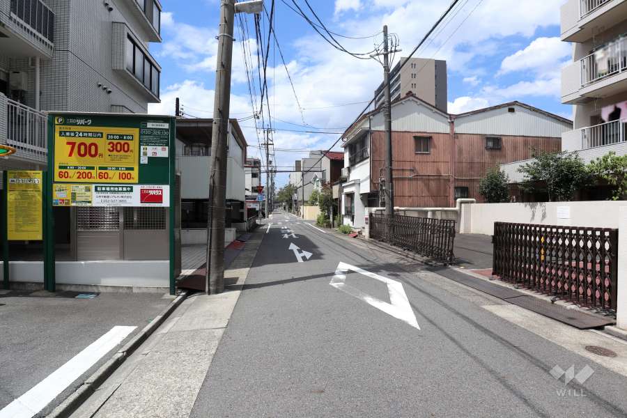 敷地南側の前面道路（東側から）