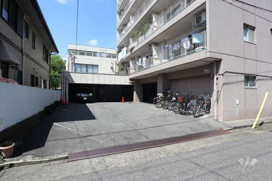 駐車場出入り口・敷地内駐車場（屋内平面式、屋外平面式）
