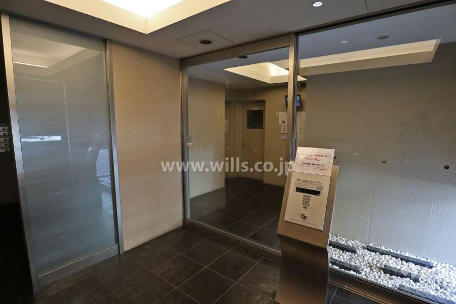 エントランスはオートロック付きです。