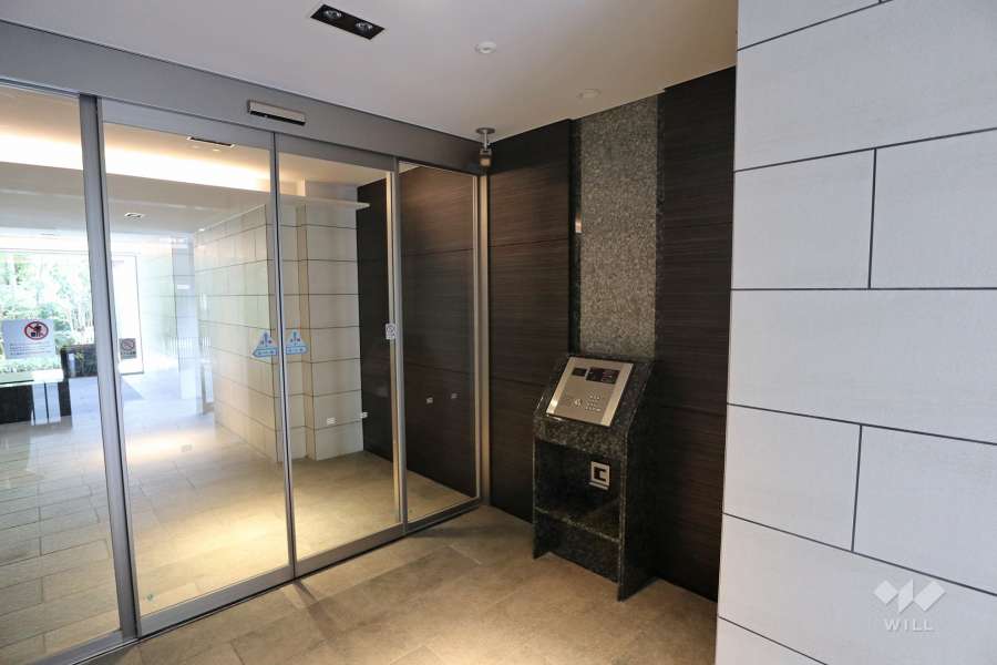 エントランスはオートロック付きです。