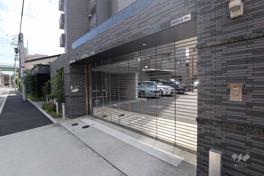 駐車場出入り口（リングシャッター付き）・敷地内駐車場（屋外平面式）