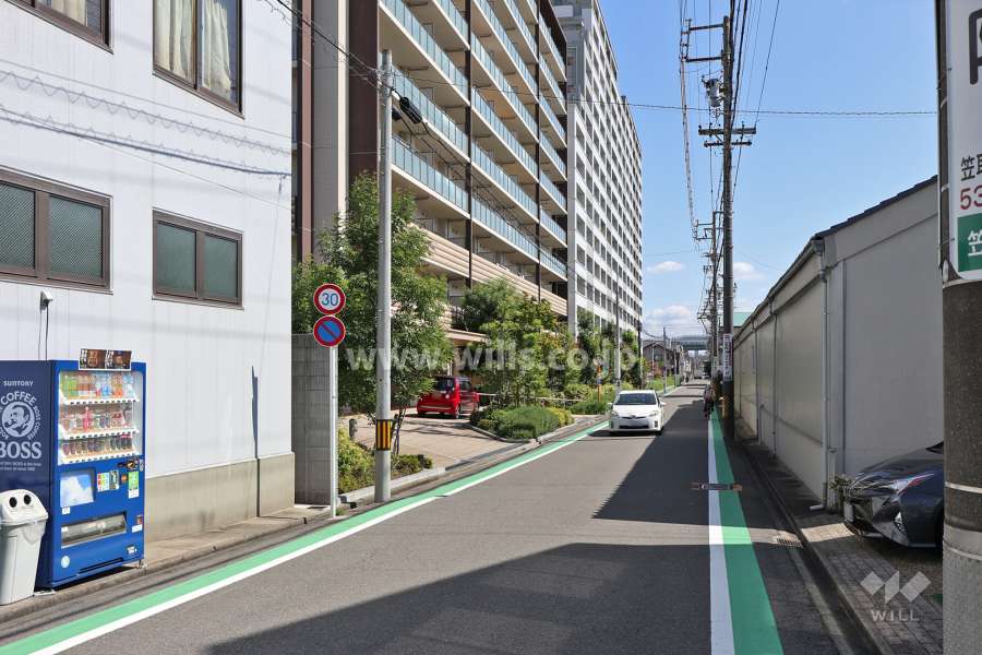 敷地南側の前面道路(西側から)