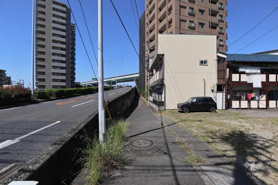 敷地南側の前面道路