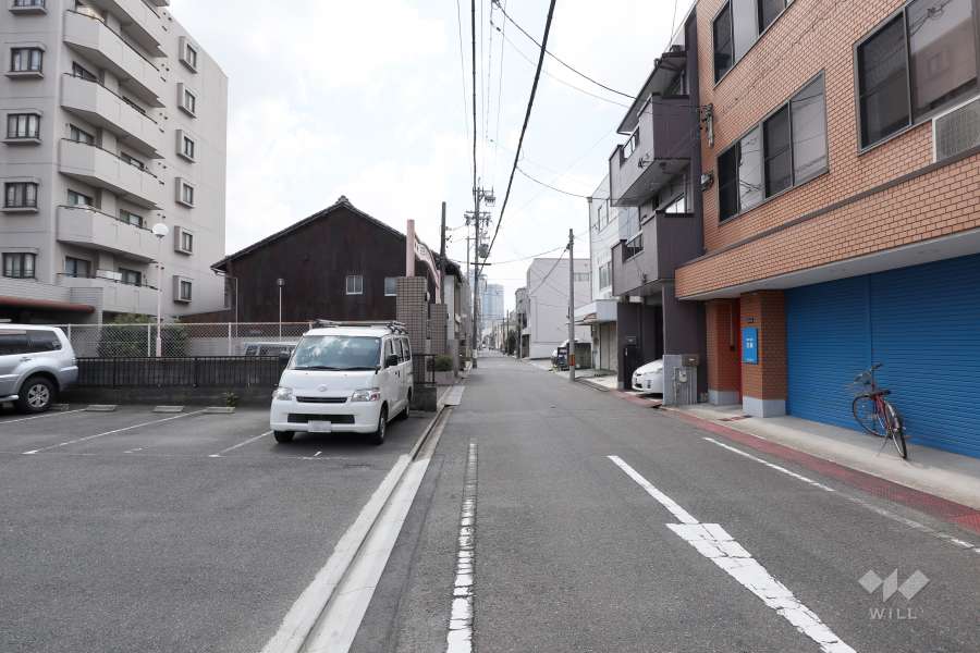 敷地北側の前面道路（東側から）