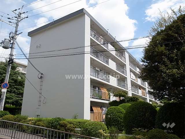 府公社千里竹見台団地A-2棟の外観(南西側から)