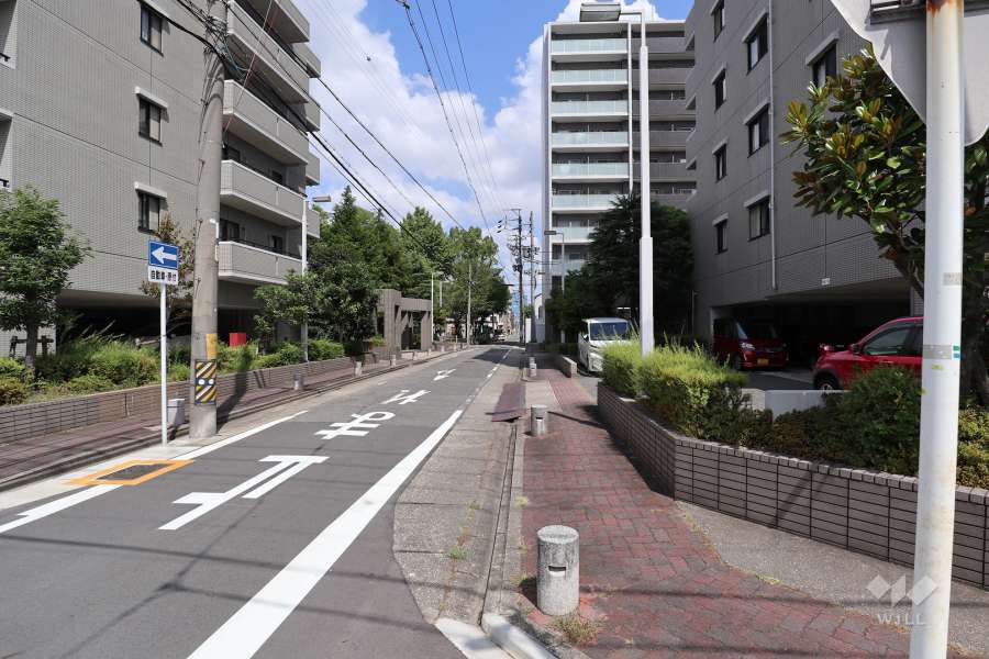 敷地西側の前面道路