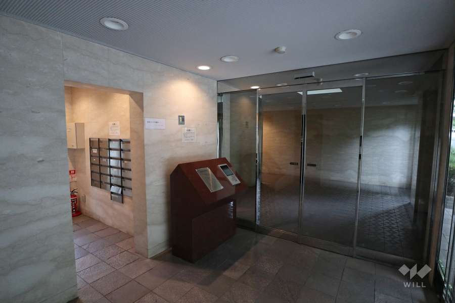 エントランスはオートロック付きです。