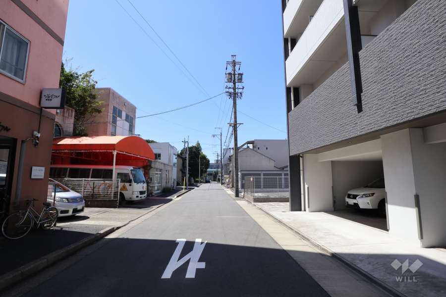 敷地南側の前面道路（東側から）