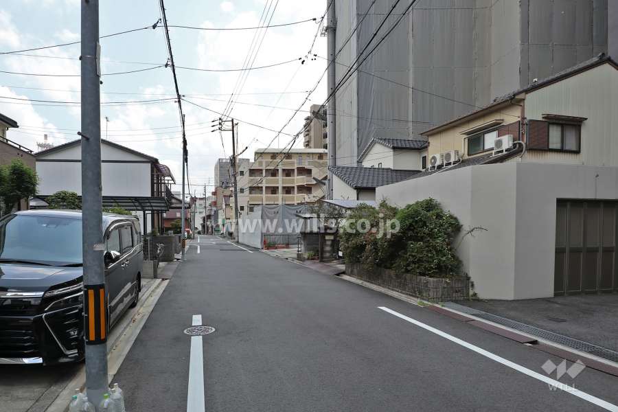 敷地北側の前面道路(西側から)