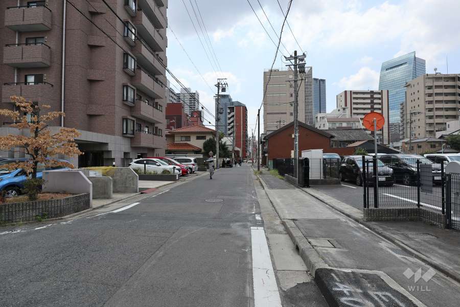 敷地西側の前面道路