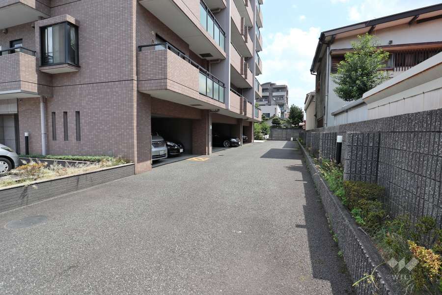 駐車場出入り口・敷地内駐車場（屋内平面式）