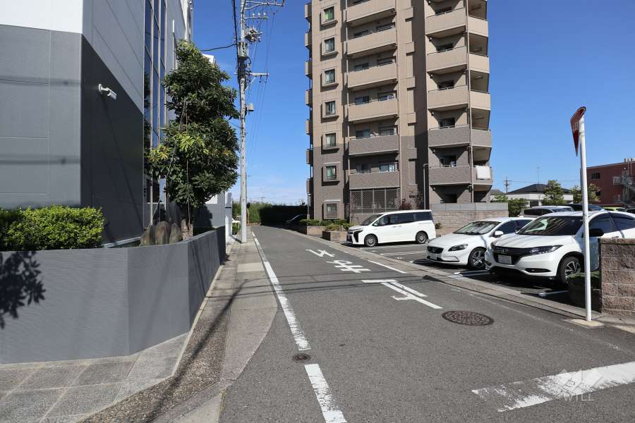 敷地西側の前面道路