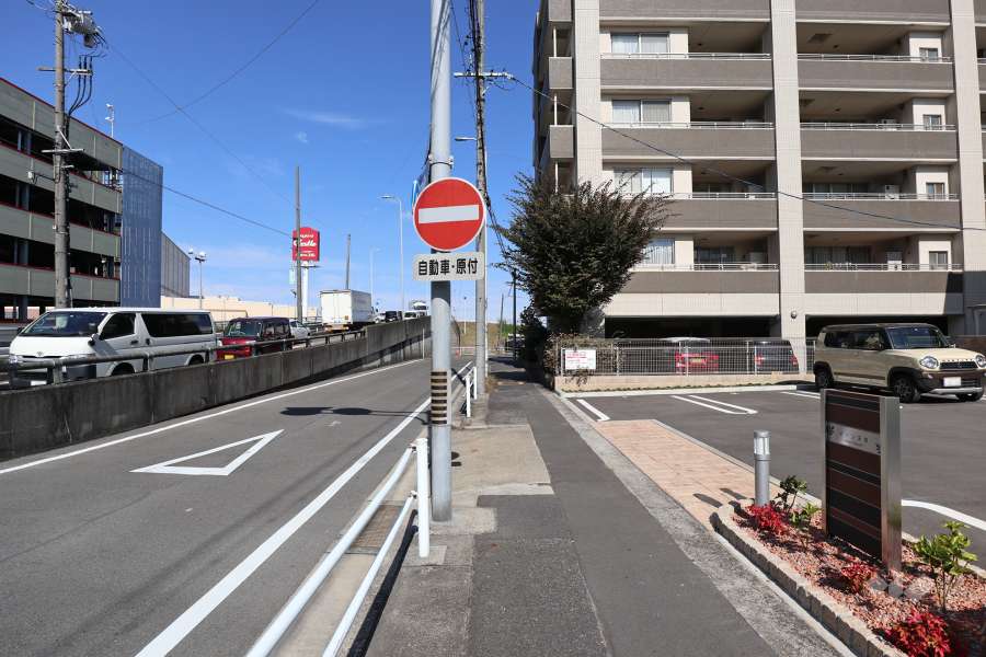 敷地西側の前面道路