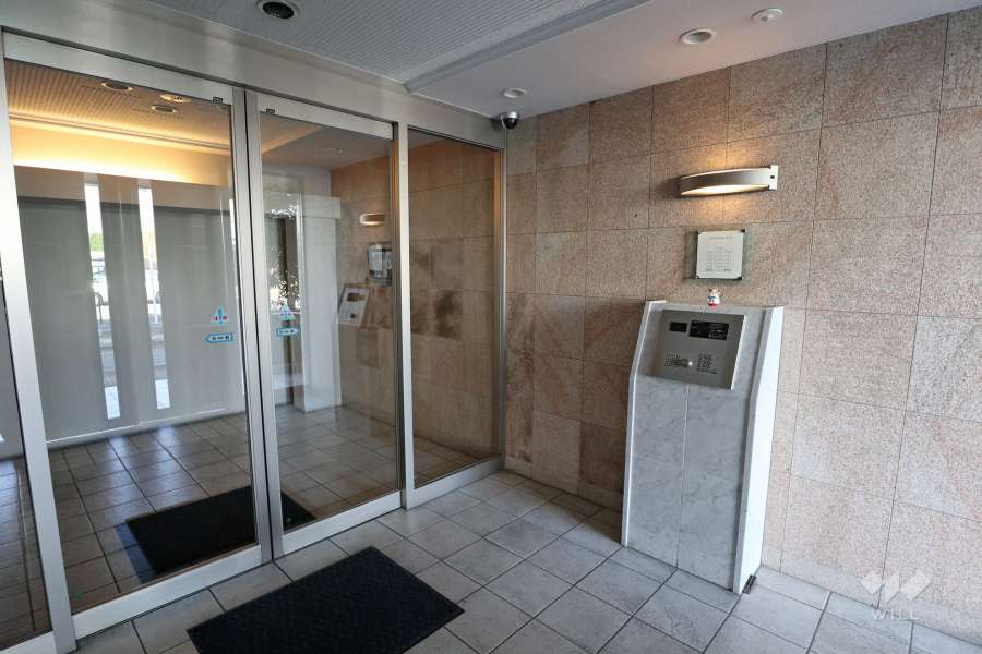 エントランスはオートロック付きです。