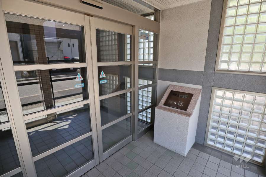 エントランスはオートロック付きです。