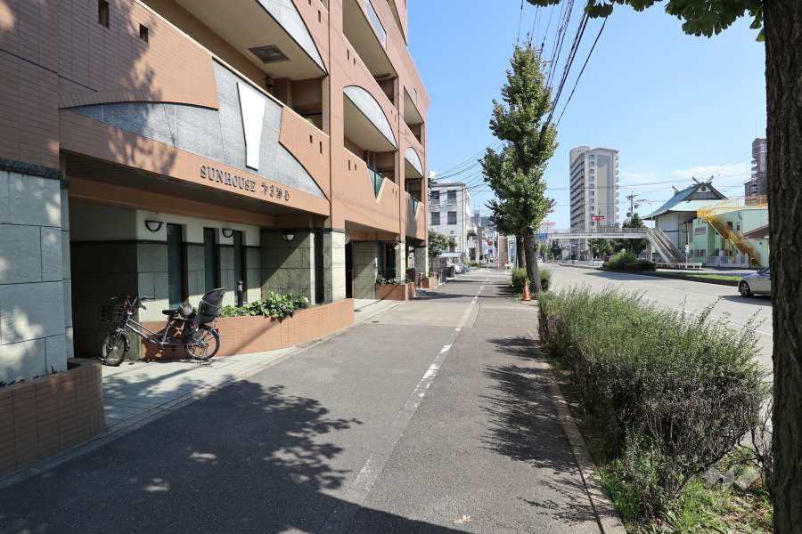 敷地南側は片側三車線の幹線道路が通っています。（名古屋市道名古屋環状線）