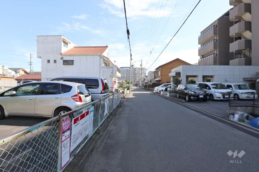 敷地北側の前面道路（西側から）