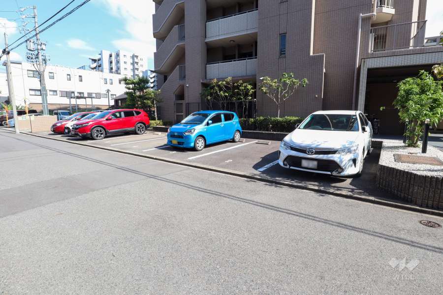 北側の敷地内駐車場（屋外平面式）