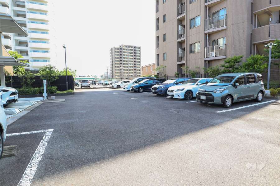 東側の敷地内駐車場（屋外平面式）