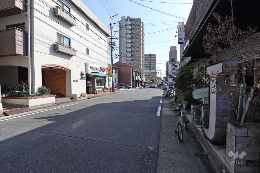 敷地西側の前面道路