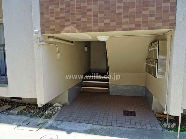 住戸出入り口（共用ポスト）