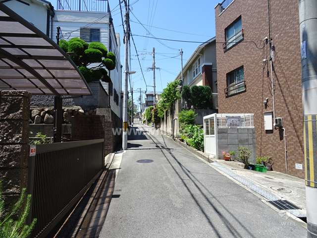 敷地南側の前面道路（東側から）。円山町の住宅地に続く閑静な街並みです。