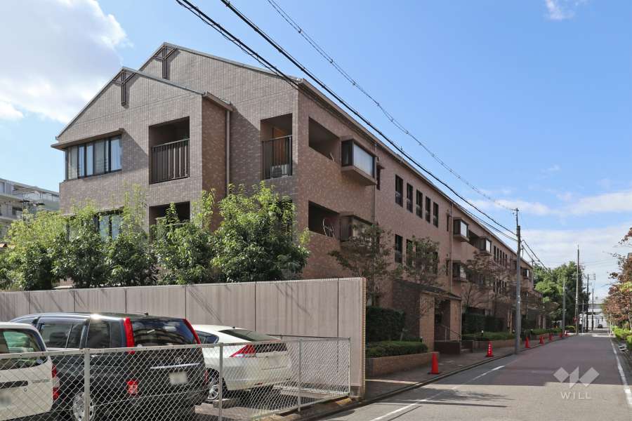 鳥見パークマンション三番街東棟の外観（北東側から）