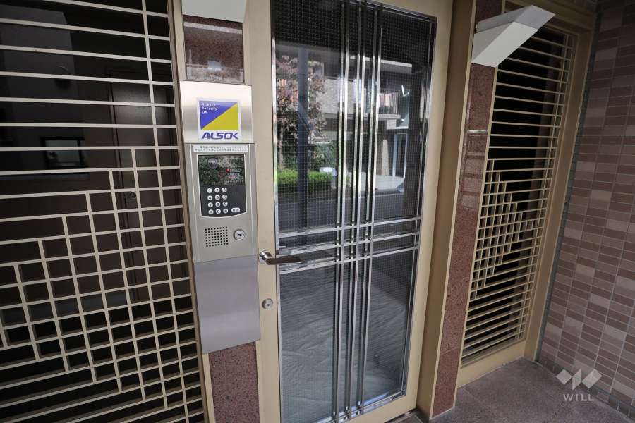 エントランスはオートロック付きです。