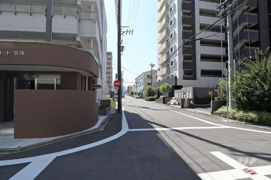 敷地東側の前面道路（北側から）