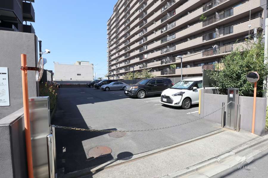 駐車場出入り口（ロボットゲート付き）・敷地内駐車場（屋外平面式）