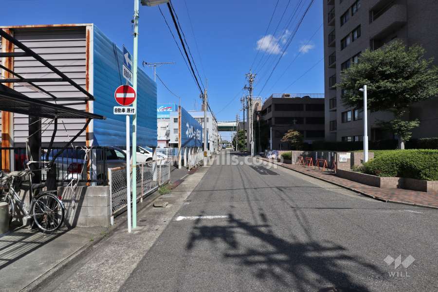 敷地西側の前面道路（南側から）