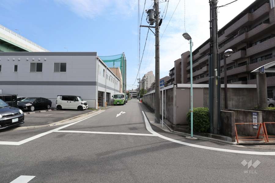 敷地北側の前面道路（西側から）