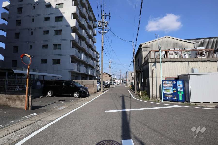 敷地南東側の前面道路（南西側から）