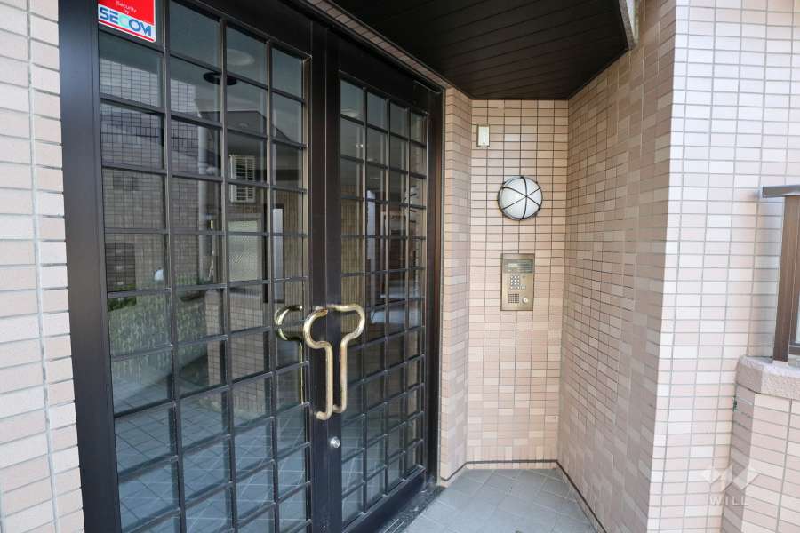 エントランスはオートロック付きです。