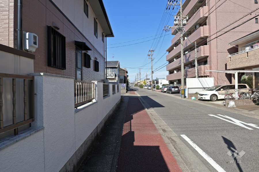 敷地南西側の前面道路（南東側から）